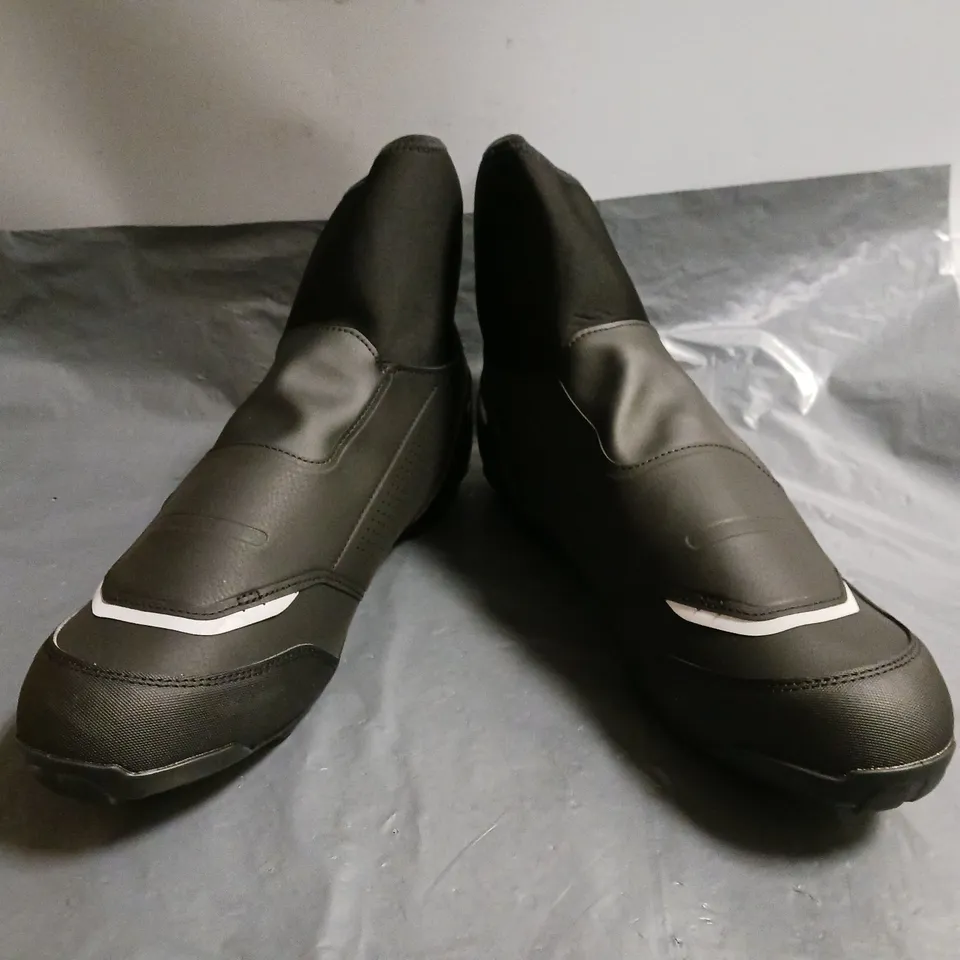 BOXED PAIR OF SHIMANO MW5 SHOES IN BLACK SIZE EU 48