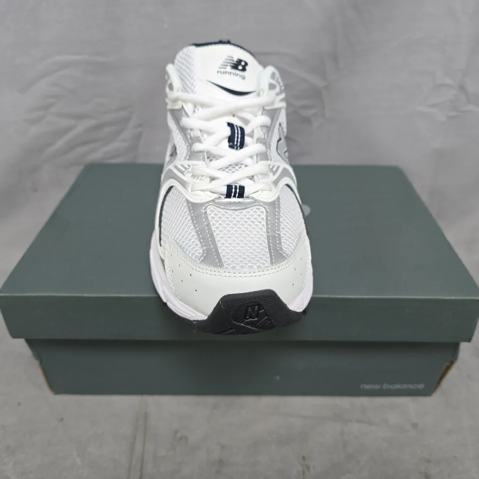 BOXED PAIR OF NEW BALANCE 530 TRAINERS IN WHITE/SILVER/NAVY SIZE UK 6.5