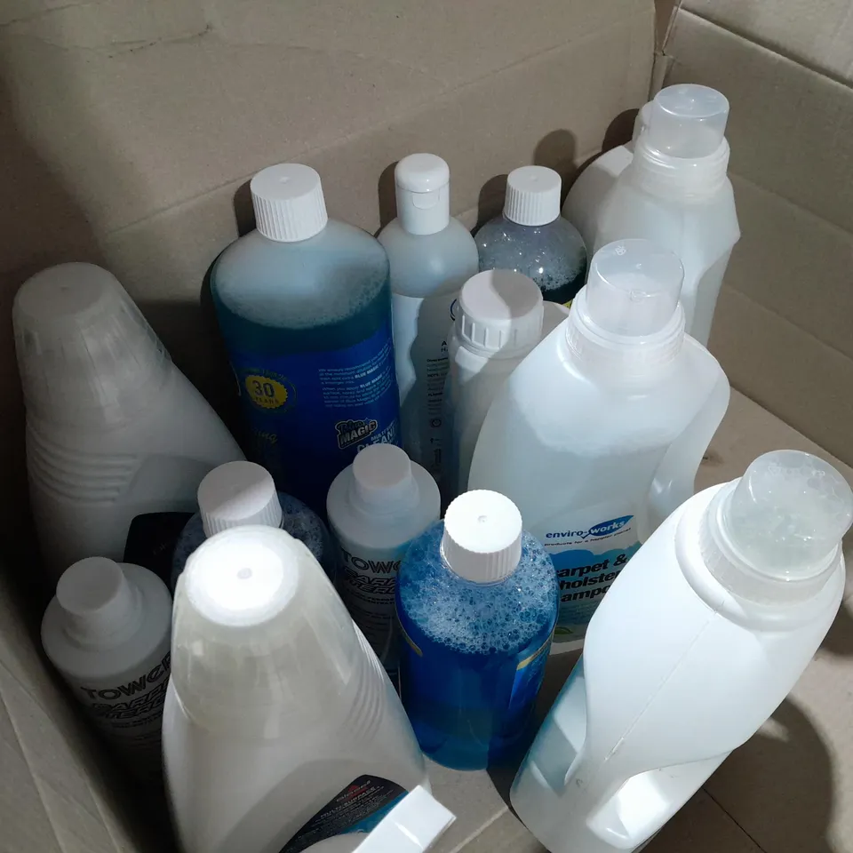 APPROXIMATELY 15 ASSORTED CLEANING PRODUCTS TO INCLUDE TURTLE CARE NON-BIO LIQUID DETERGENT, DAEWOO CARPET AND UPHOLSTERY SHAMPOO BISSELL MULTI-SURFACE FLOOR CLEANING FORMULA ETC.
