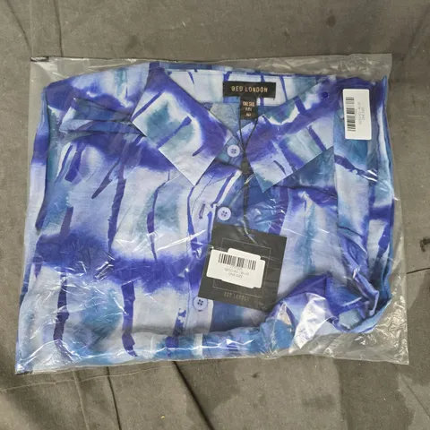 BOX OF APPROXIMATELY 40 QED LONDON SHIRTS IN BLUE - ONE SIZE 