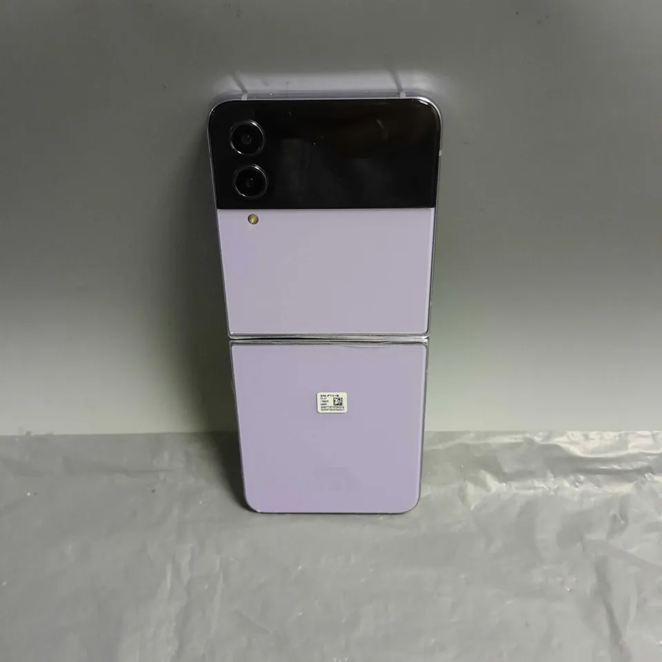 SAMSUNG GALAXY Z FLIP 4 IN PURPLE