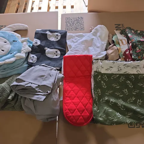 BOX OF APPROXIMATELY 10 ASSORTED BEDDING AND SOFT FURNISHING ITEMS TO INCLUDE - BLANKETS - BEDDING - OVEN MITTS ETC.