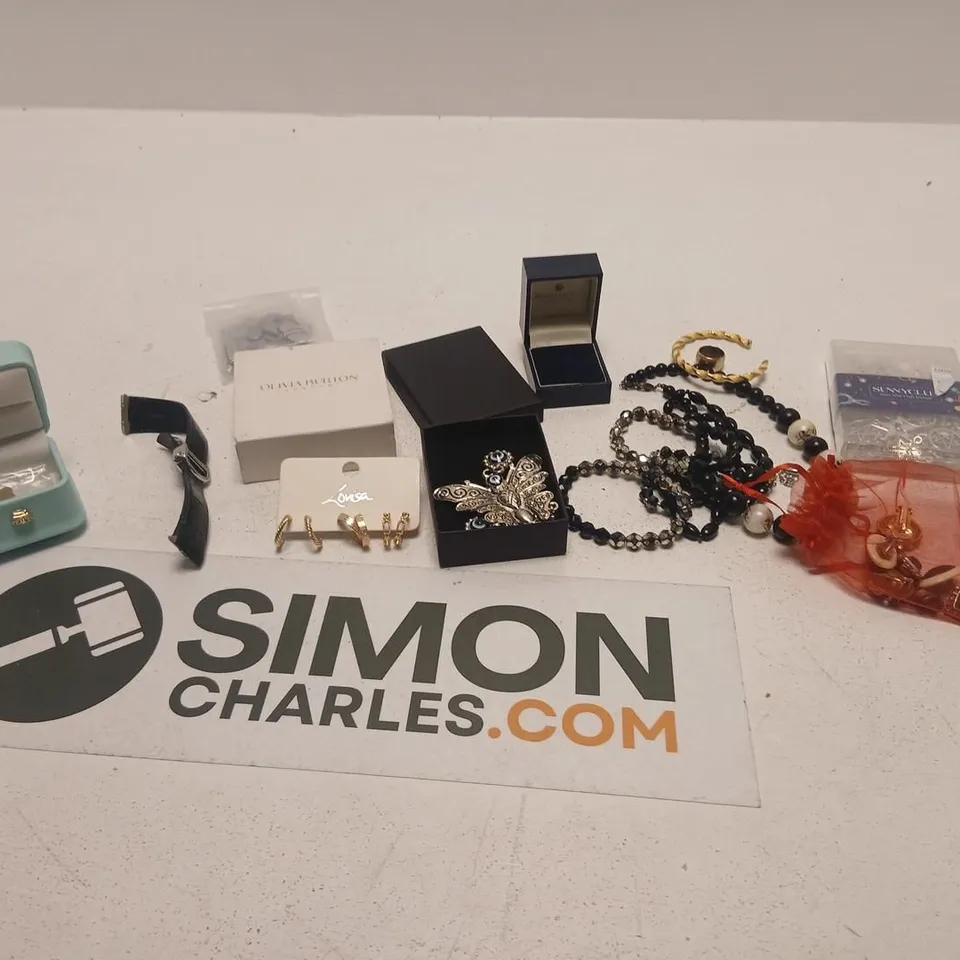 LARGE QUANTITY OF ASSORTED JEWLLERY AND ACCESSORIES