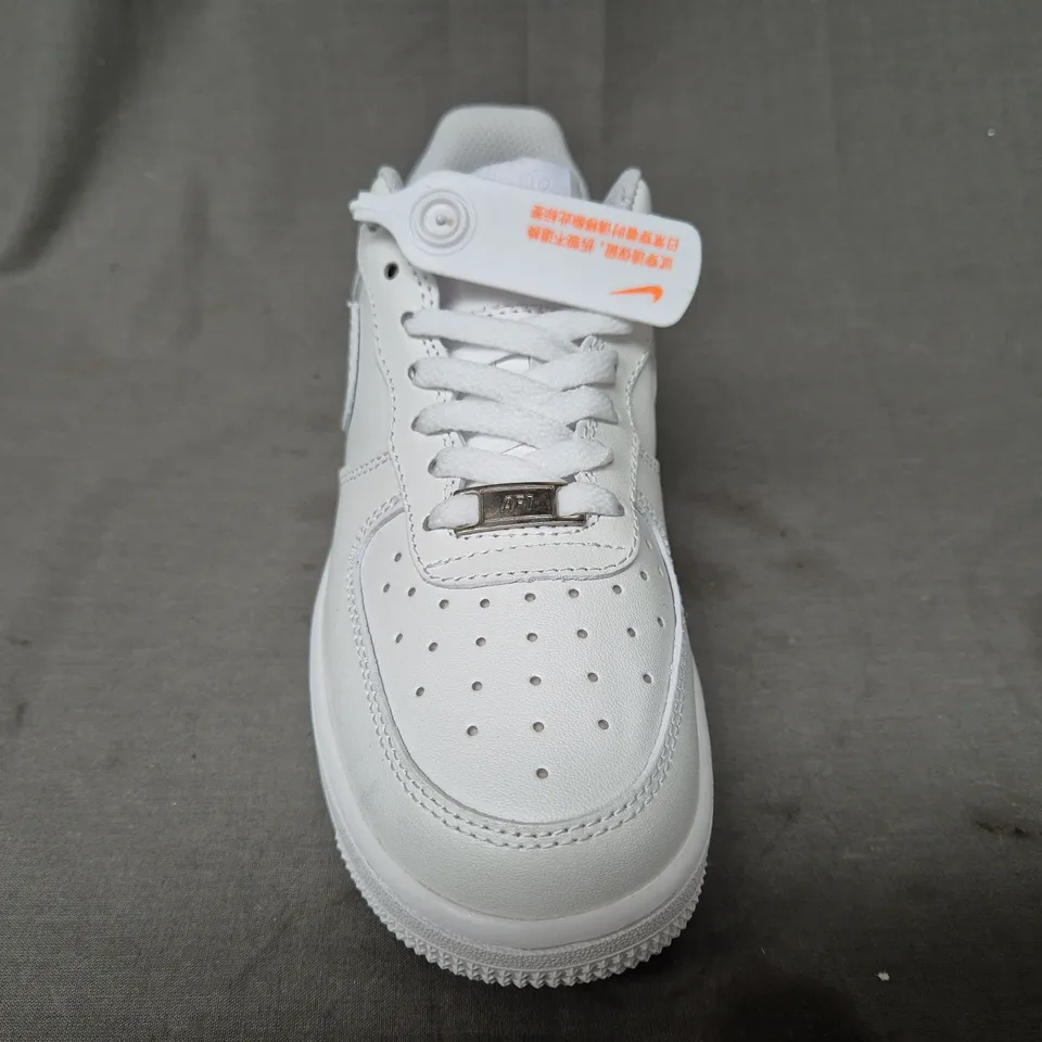 BOXED PAIR OF NIKE AIR FORCE 1 '07 LOW SHOES IN WHITE UK SIZE 4