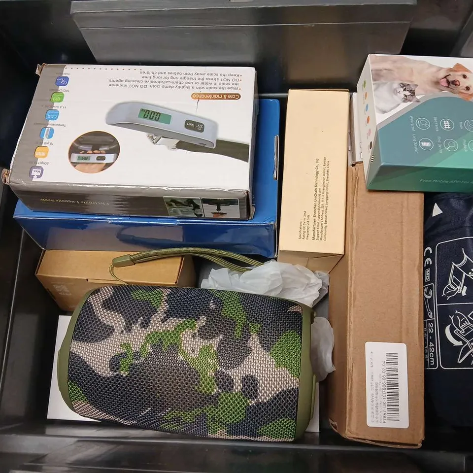 APPROXIMATELY 12 ASSORTED ELECTRICAL ITEMS TO INCLUDE TECKNET WIRELESS MOUSE, ZEALOT SPEAKER, ULTRA THIN VIBRATION ALARM, ETC