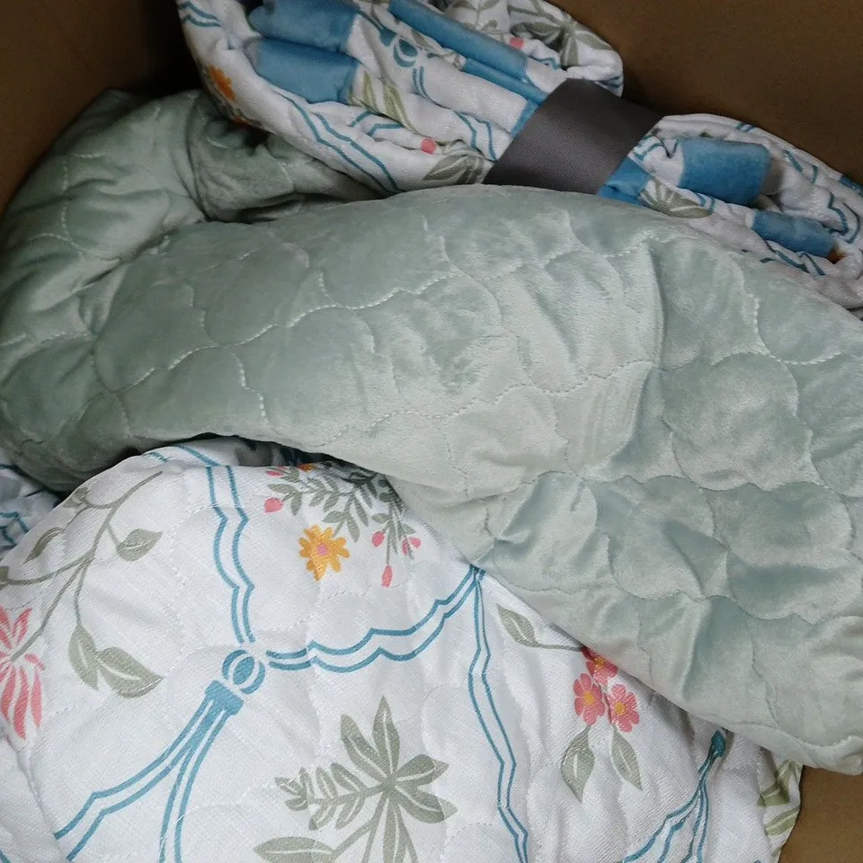 BOX OF 4 ASSORTED THROWS IN VARIOUS COLOURS AND SIZES - COLLECTION ONLY