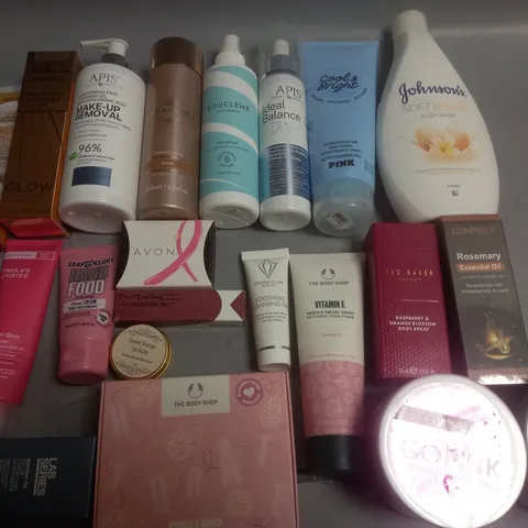 LOT OF APPROXIMATELY 20 ASSORTED HEALTH AND BEAUTY ITEMS TO INCLUDE TANNING LIQUID, COLOUR HAIR MASK, SKINCARE GIFT SET AND GLOW MOISTURIZER