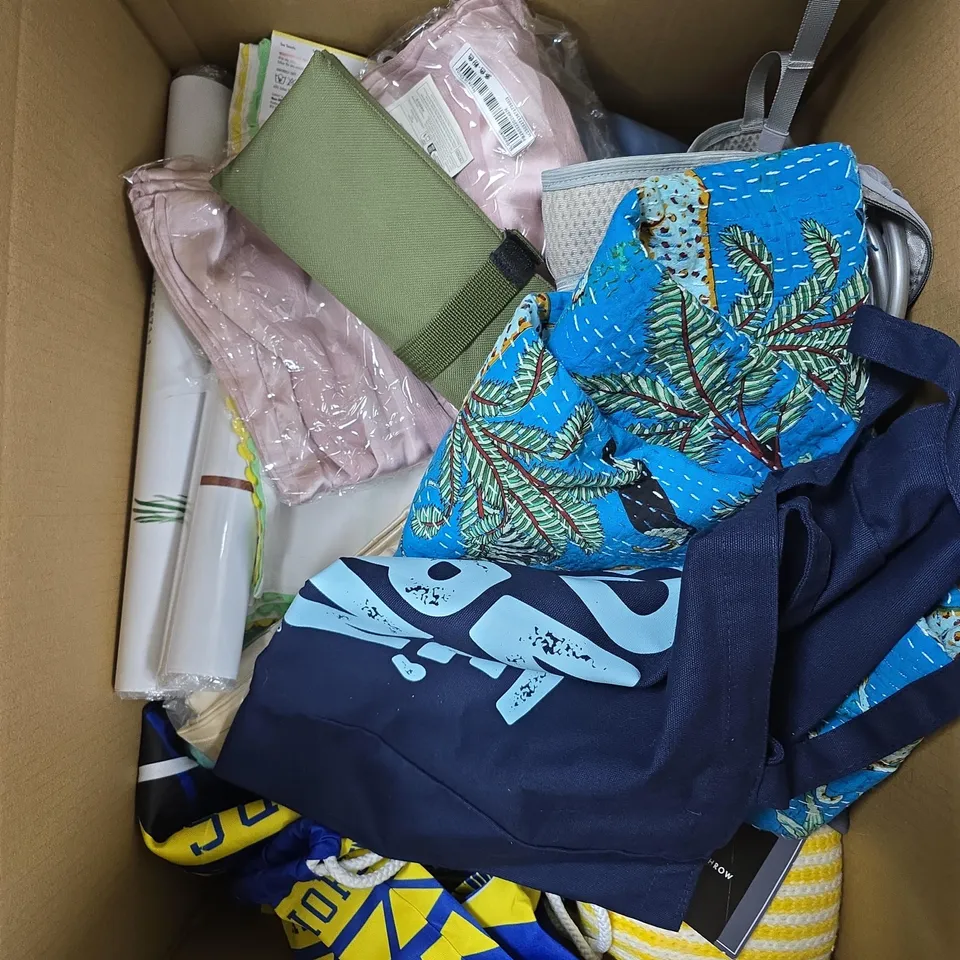 APPROXIMATELY 15 ASSORTED HOUSEHOLD PRODUCTS TO INCLUDE STORAGE BOX, FITTED SHEET, THROW ETC