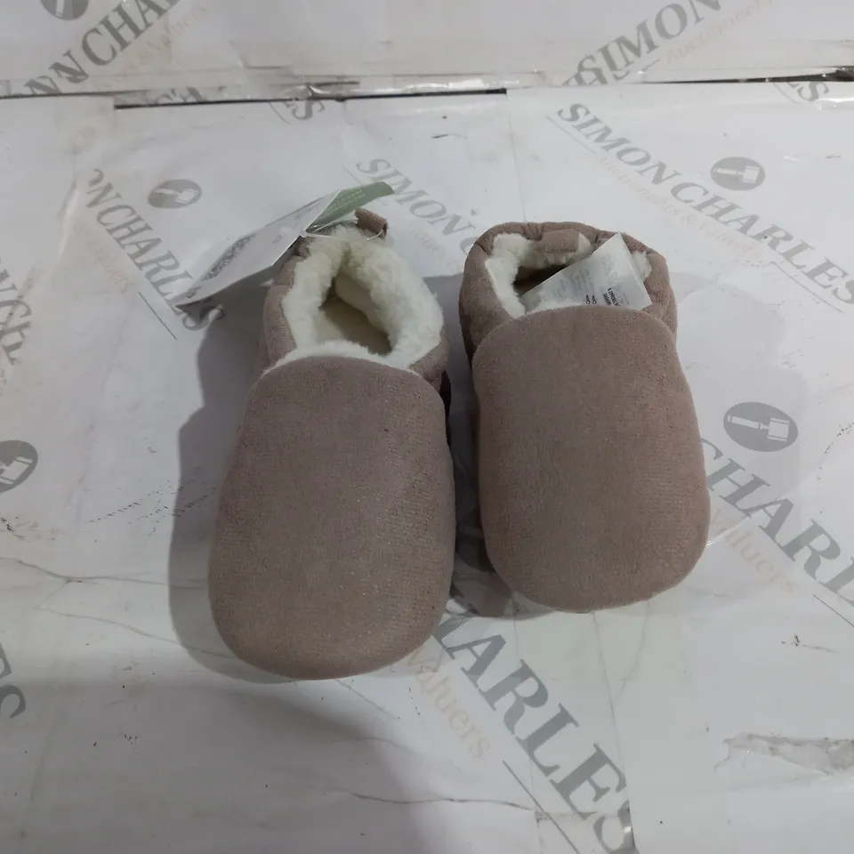 H&M CHILDRENS SHOES SIZE 7