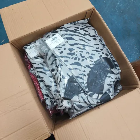 BOX OF APPROXIMATELY 35 ASSORTED CLOTHING ITEMS TO INCLUDE: TAMSY DRESS