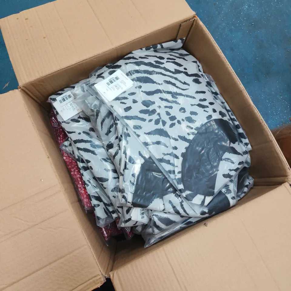 BOX OF APPROXIMATELY 35 ASSORTED CLOTHING ITEMS TO INCLUDE: TAMSY DRESS