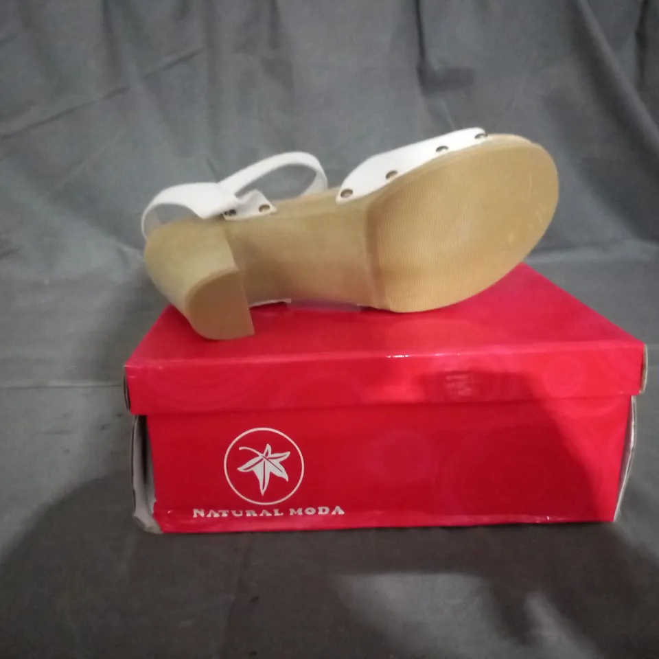 APPROXIMATELY 12 BOXED PAIR OF BLOCK HEELED SANDALS VARIOUS SIZES TO INCLUDE SIZE 38EU 