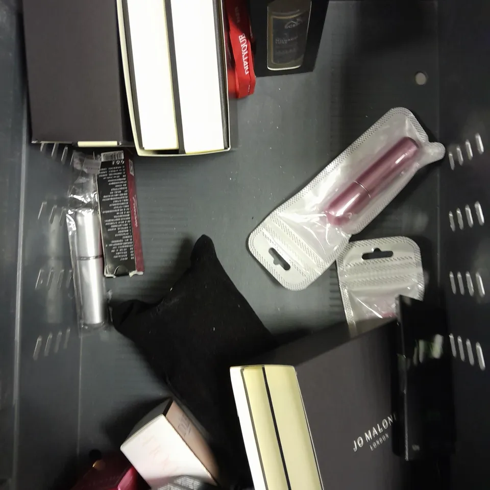 APPROXIMATELY 15 ASSORTED PERFUME/AFTERSHAVE PRODUCTS TO INCLUDE DEOLD, DIPTYQUE, FASHIONABLY LONDON ETC - COLLECTION ONLY 