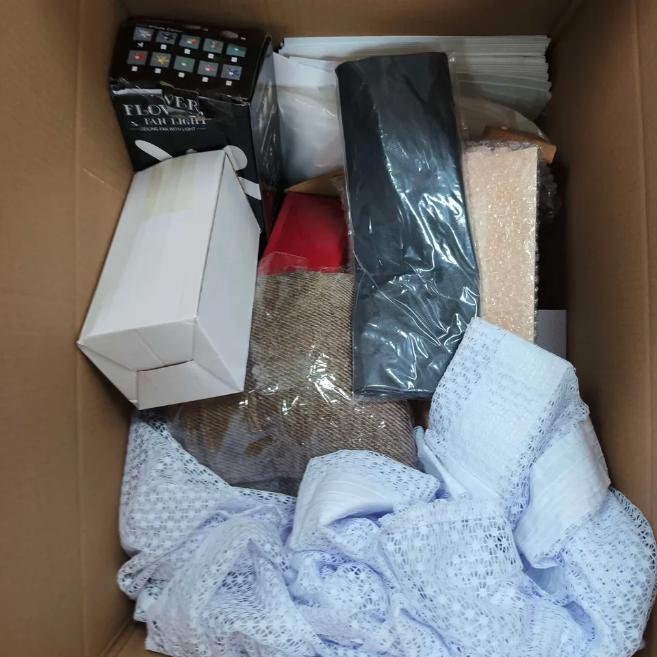 APPROXIMATELY 15 ASSORTED HOUSEHOLD PRODUCTS TO INCLUDE HANGERS, STORAGE CONTAINER, FLOOR CLEANING MOP ETC 