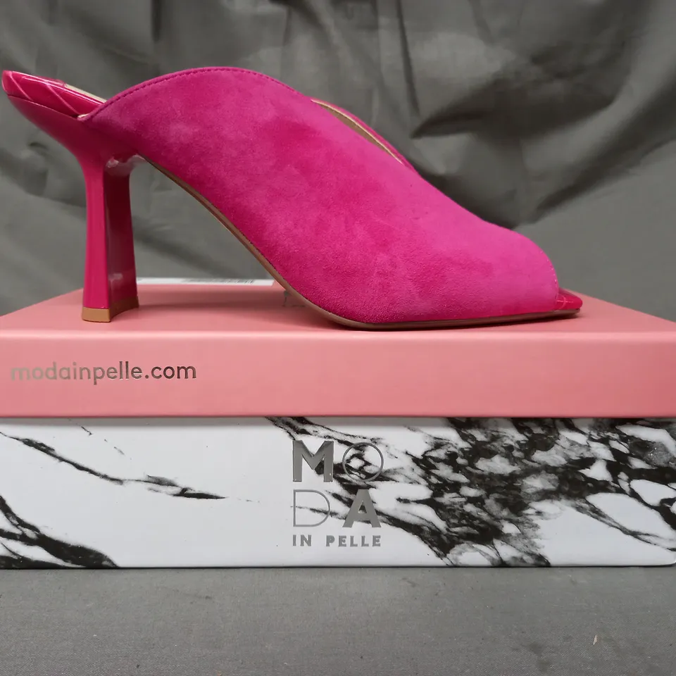 BOXED PAIR OF MODA IN PELLE LARYSSA MULES IN PINK SIZE 7