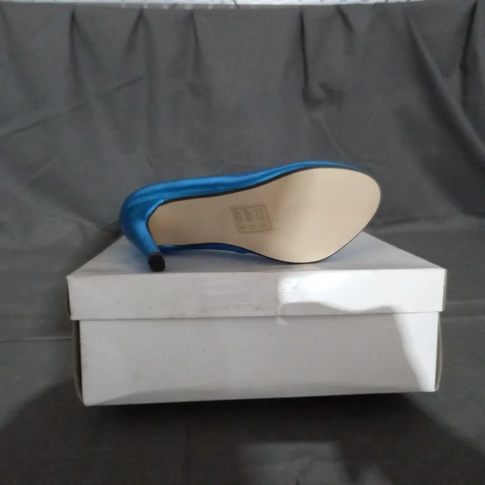 APPROXIMATELY 6 BOXED PAIRS OF ASOS SCALA HIGH HEELS IN BLUE SIZE 4