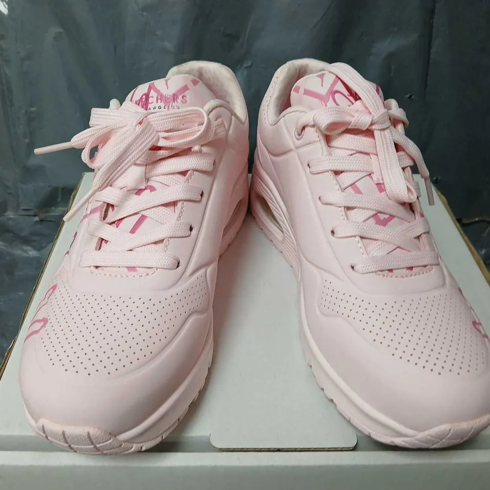 BOXED SKECHERS HEART TRAINERS IN PINK - UK 5