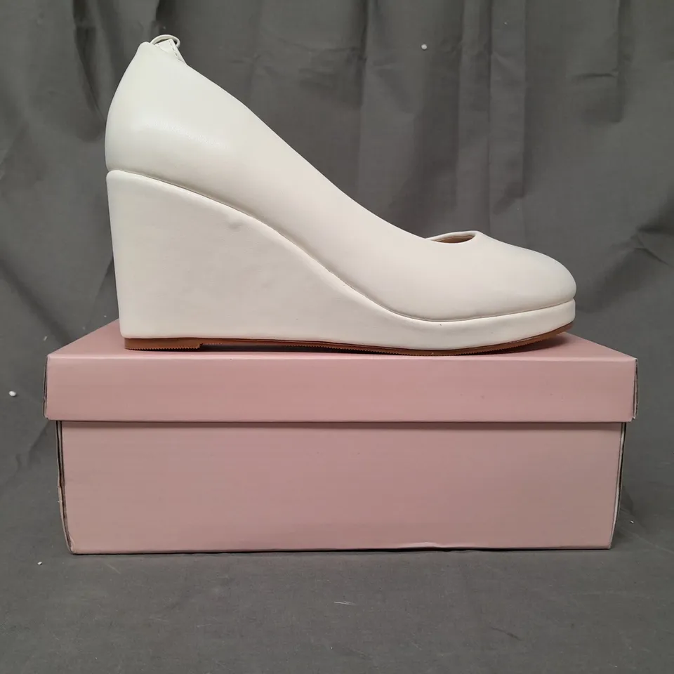 BOXED PAIR OF GUCU FASHION SLIP-ON WEDGES IN WHITE EU SIZE 39