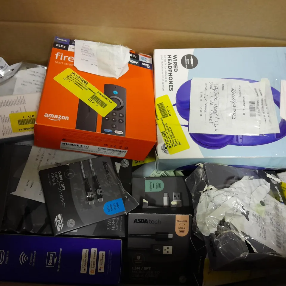LOT OF APPROXIMATELY 10 ASSORTED ELECTRICAL ITEMS TO INCLUDE FIRE STICK , HEADPHONES AND PORTABLE CHARGERS