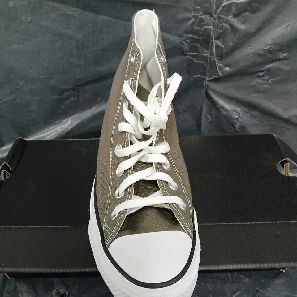 BOXED PAIR OF CONVERSE CHUCK HIGH TOP SHOES - UK SIZE 8.5