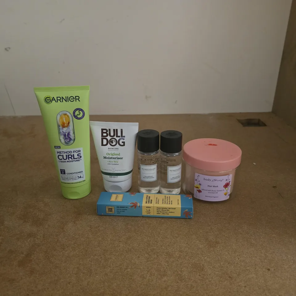 TOTE OF APPROXIMATELY 15 ASSORTED COSMETIC ITEMS TO INCLUDE GARNIER, BULL DOG, GILCHRIST AND SOAMES, HAIR MASK ETC