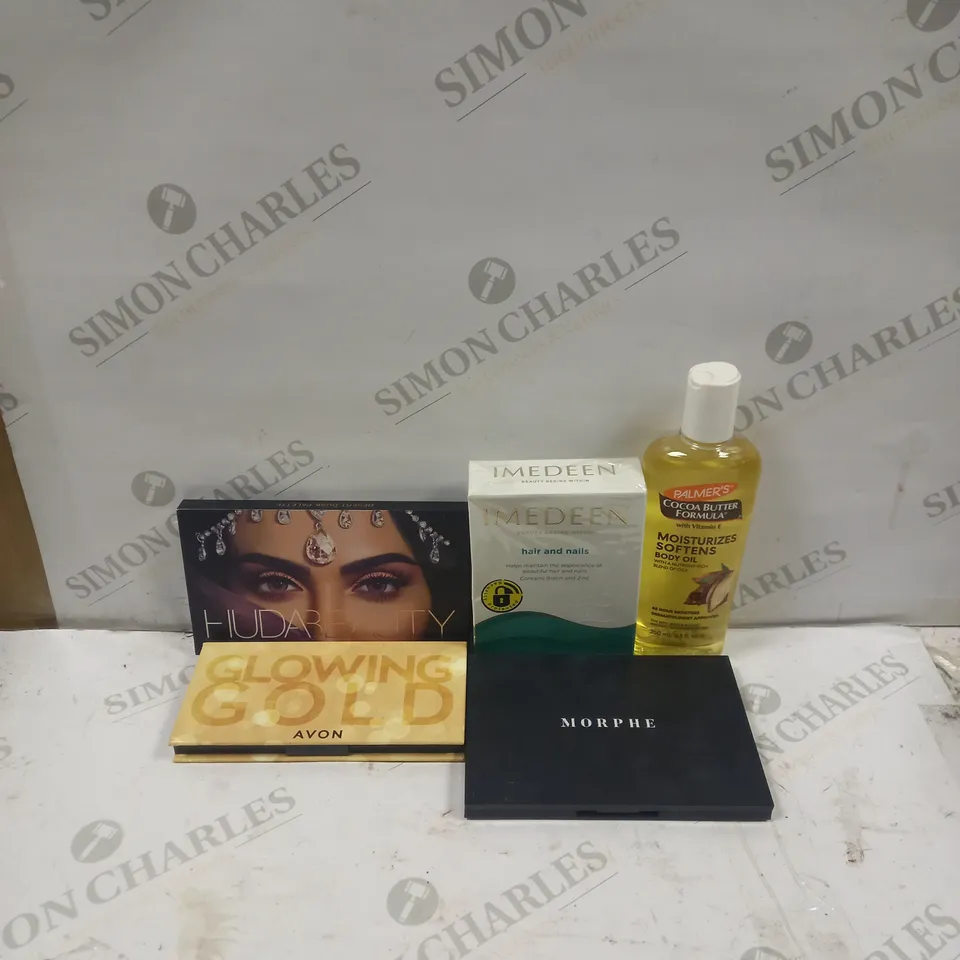 BOX TO CONTAIN APPROXIMATELY 25 ASSORTED WOMEN'S BEAUTY PRODUCTS, INCLUDES MAKEUP, MASCARA ETC 