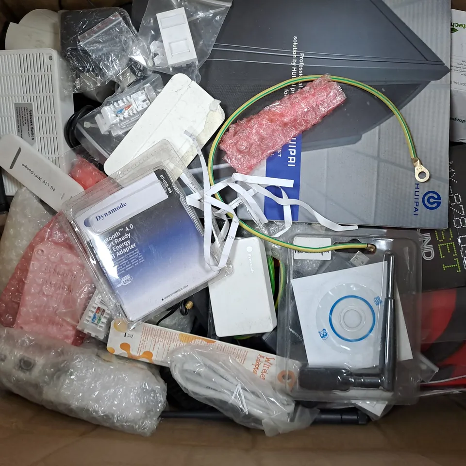 APPROXIMATELY 15 ASSORTED ELECTRICAL ITEMS TO INCLUDE SURROUND SOUND HEADSET, CCTV H.264 DVR, WIRED KEAYBOARD, ETC - COLLECTION ONLY