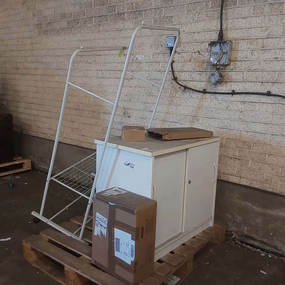 PALLET CONTAINING ASSORTED FURNITURE ITEMS