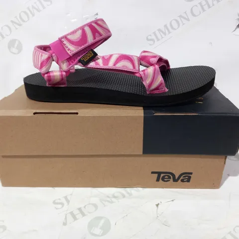 BOXED PAIR OF TEVA VELCRO STRAP SANDALS IN PINK UK SIZE 5