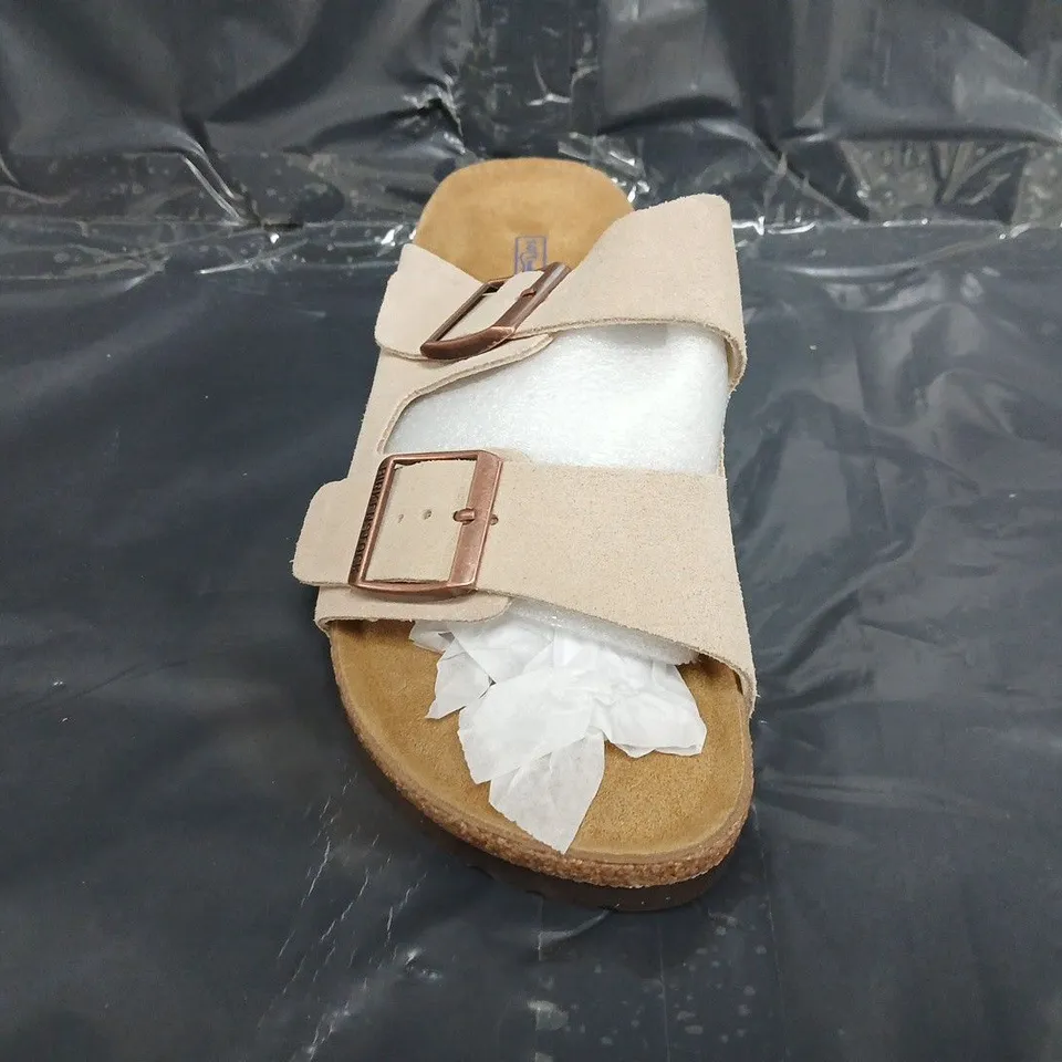 PAIR OF BIRKENSTOCK SANDALS IN BEIGE SIZE EU 39