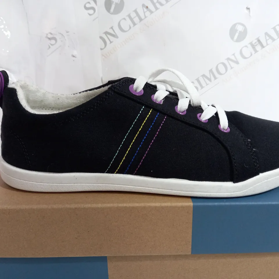 PAIR OF VIONIC BEACH LAG SHOES SIZE 7