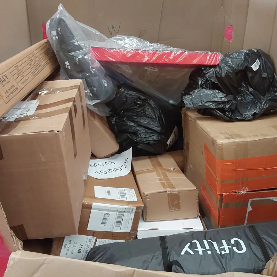 PALLET OF ASSORTED ITEMS INCLUDING: HIGH PRESSURE WASHER, FOLDABLE WAGON, INFLATABLE POOL, RUG ECT