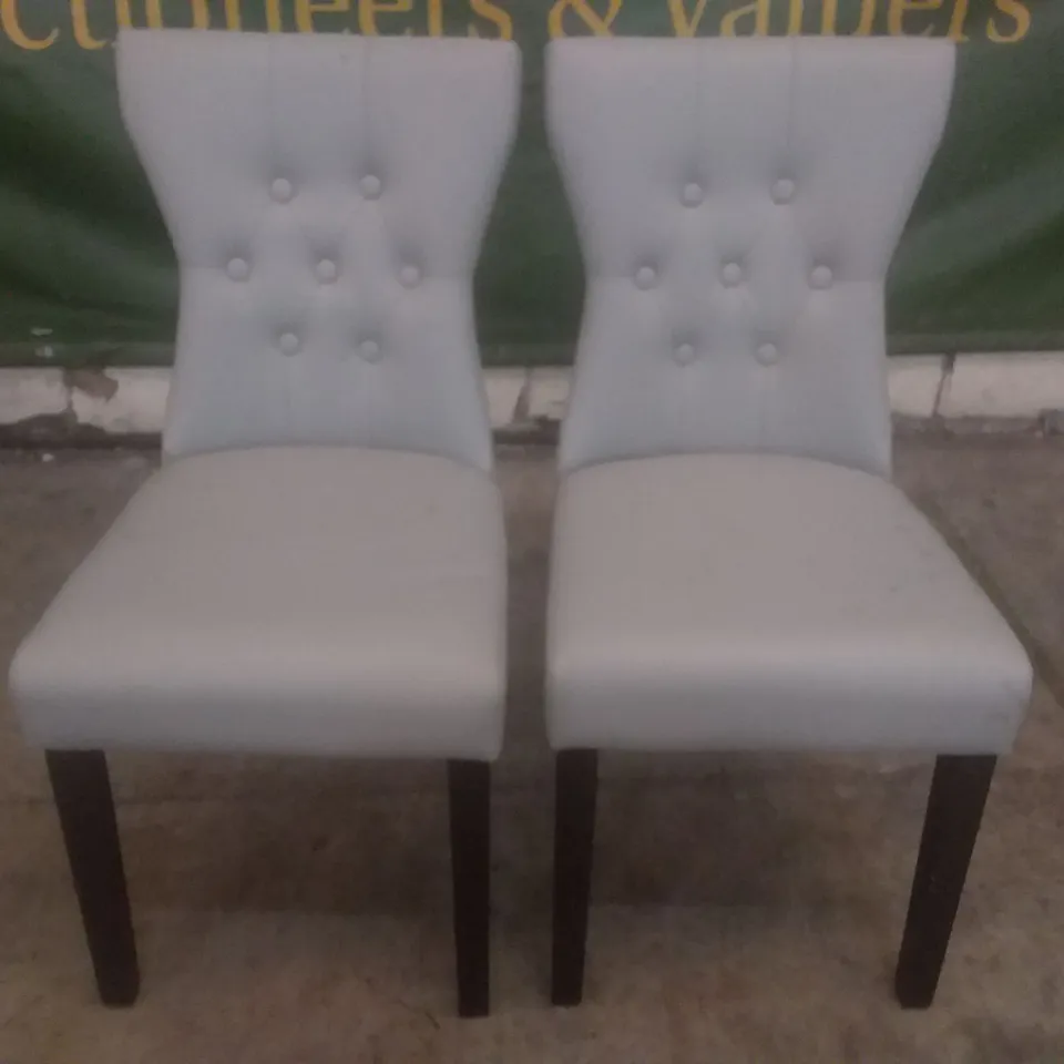 SET OF 2 DESIGNER BEWLEY LIGHT GREY LEATHER BUTTON BACK DINING CHAIRS (BLACK LEG)