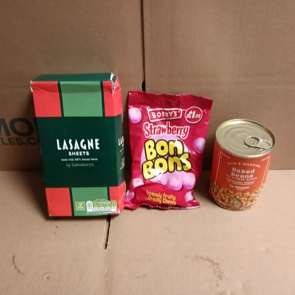 APPROXIMATELY 12 ASSORTED FOOD AND DRINKS ITEMS TO INCLUDE - STRAWBERRY BON BONS, SAINSBURY'S LASAGNE SHEETS, AMAZON BAKED BEANS ETC 