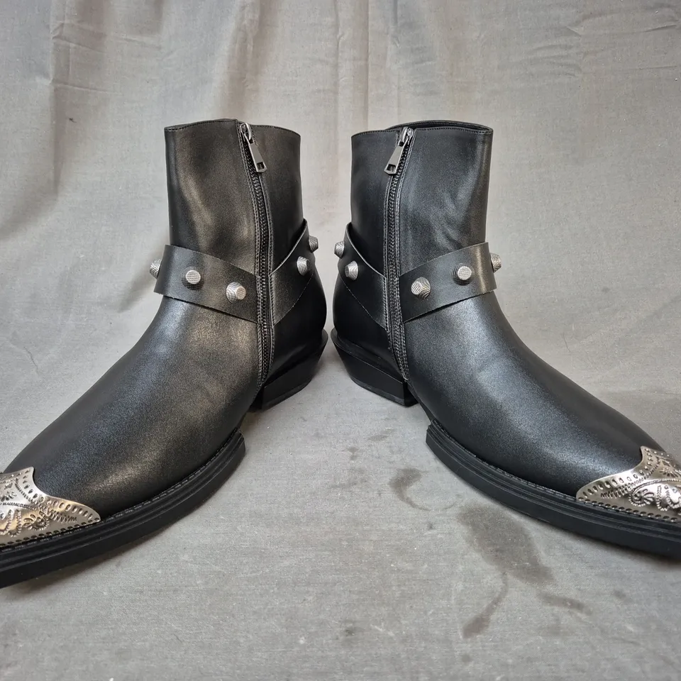 BOXED PAIR OF KOI SOULRENDER MEN'S HARDWARE COWBOY BOOTS IN BLACK/ANTIQUE SILVER SIZE 11