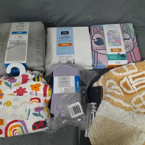 APPROXIMATELY 8 ASSORTED HOUSEHOLD ITEMS TO INCLUDE VARIOUS BEDDING IN VARIOUS SIZES AND STYLES