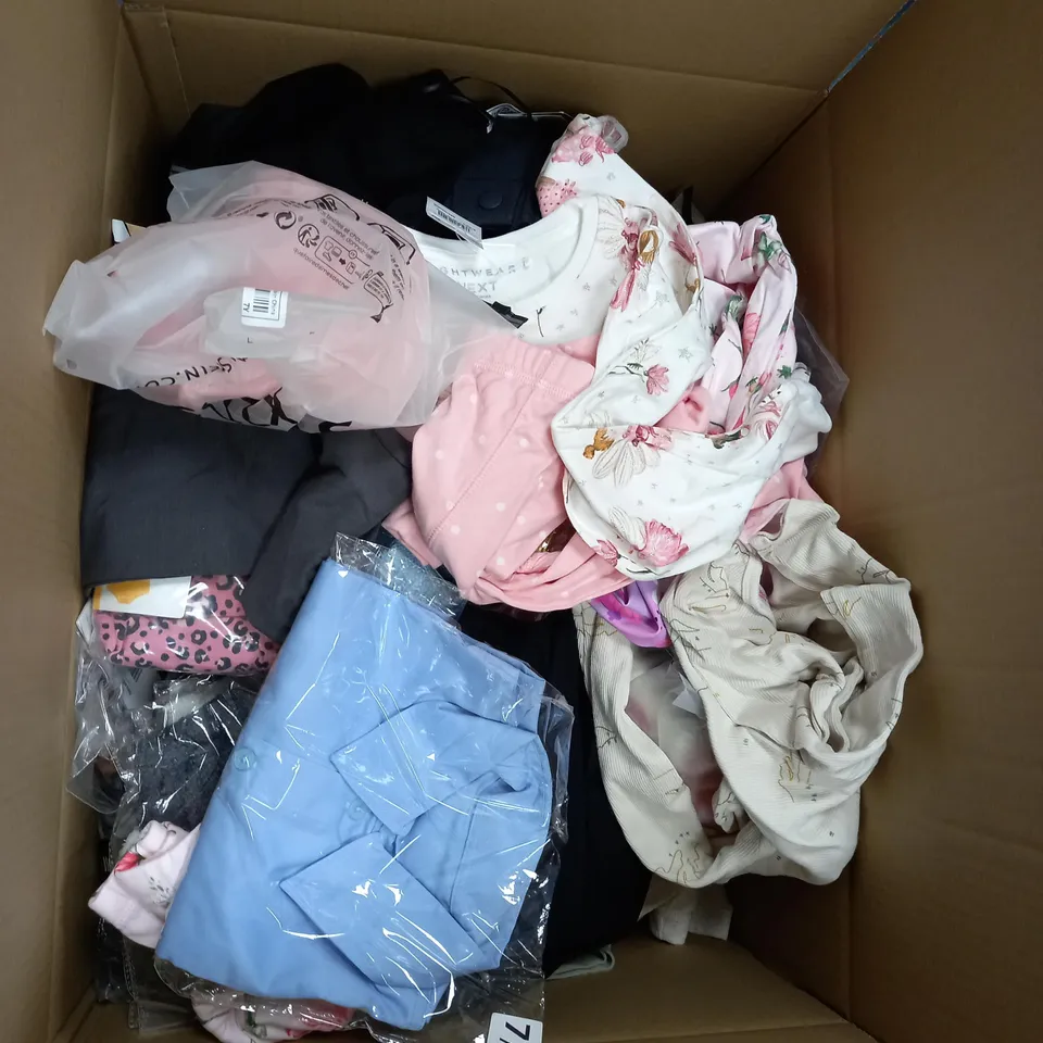 BOX OF ASSORTED CHILDRENS CLOTHING VARYING IN SIZE/COLOUR/STYLE TO INCLUDE:  TOPS, DRESSES, JUMPERS