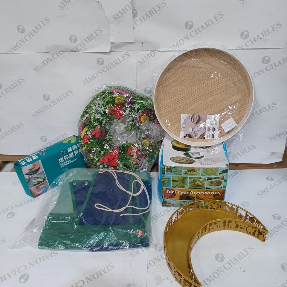 BOX TO CONTAIN APPROXIMATELY 15 ASSORTED HOUSEHOLD PRODUCTS AND GOODS, INCLUDES KITCHEN ITEMS, WREATHE, BAGS ETC