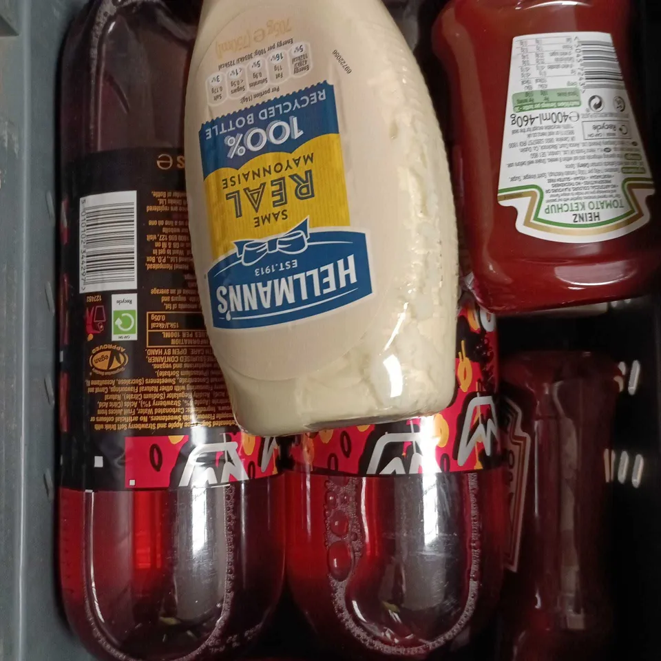 APPROXIMATELY 6 ASSORTED FOOD/DRINK PRODUCTS TO INCLUDE TANGO, HELLMANN'S, TOMATO KETCHUP ETC 