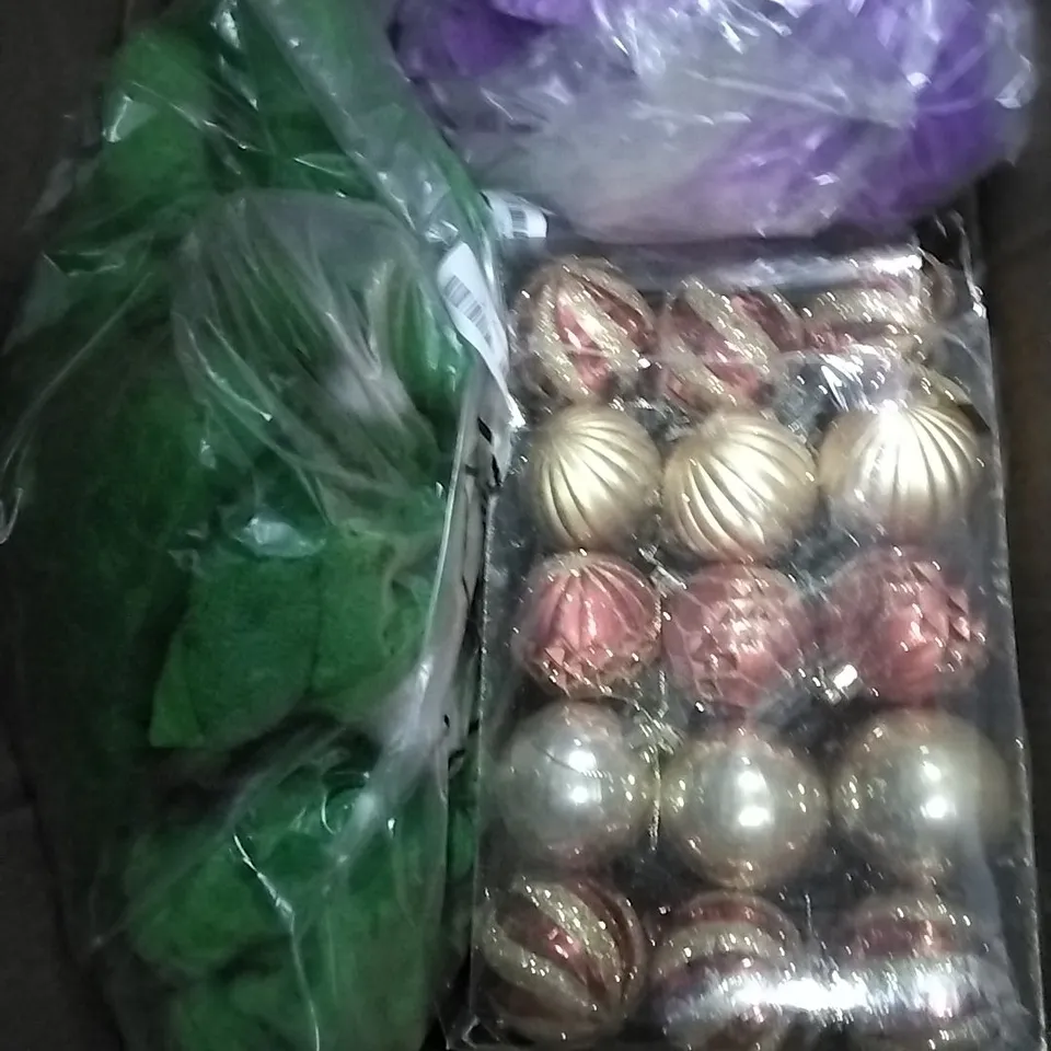 LOT OF VARIOUS ASSORTED HOUSEHOLD ITEMS TO INCLUDE: BLANKET, CHRISTMAS BAUBLES, 30TH BIRTHDAY DECORATION ETC 