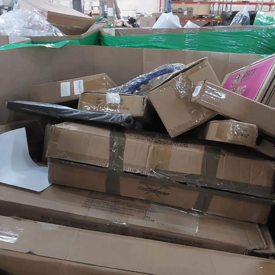 PALLET OF ASSORTED CONSUMER PRODUCTS TO INCLUDE: PLAYPEN, ROUND BALLOON ARCH STANDS, ROLLER BLINDS ECT