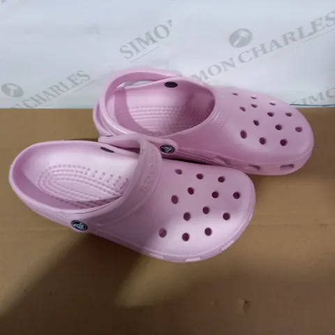 PAIR OF CROCS SIZE M6