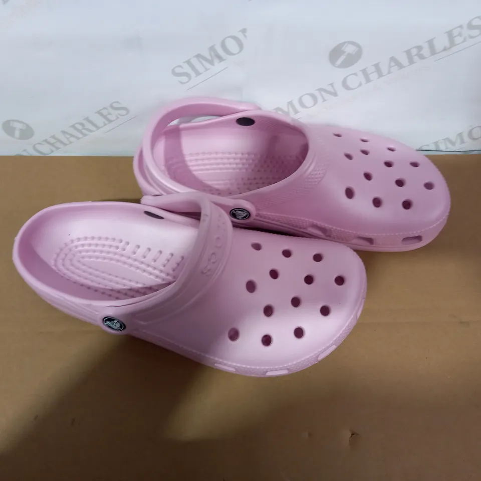 PAIR OF CROCS SIZE M6