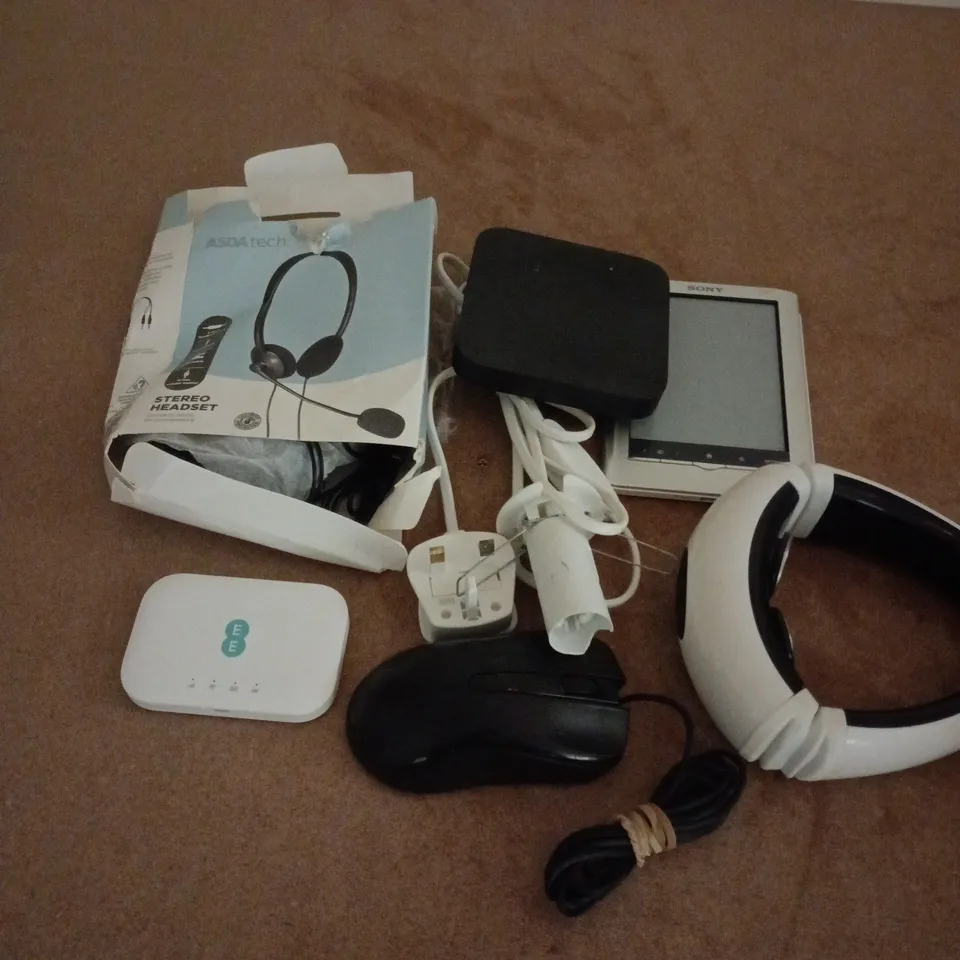 APPROXIMATELY 10 ASSORTED ELECTRICAL PRODUCTS TO INCLUDE WIRED MOUSE, SONY BOOK READER, STEREO HEADSET, ETC
