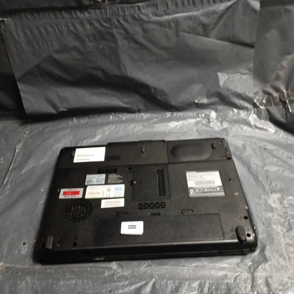 TOSHIBA SATELLITE PRO L300-26R LAPTOP - SILVER - MISSING SOME KEYS 