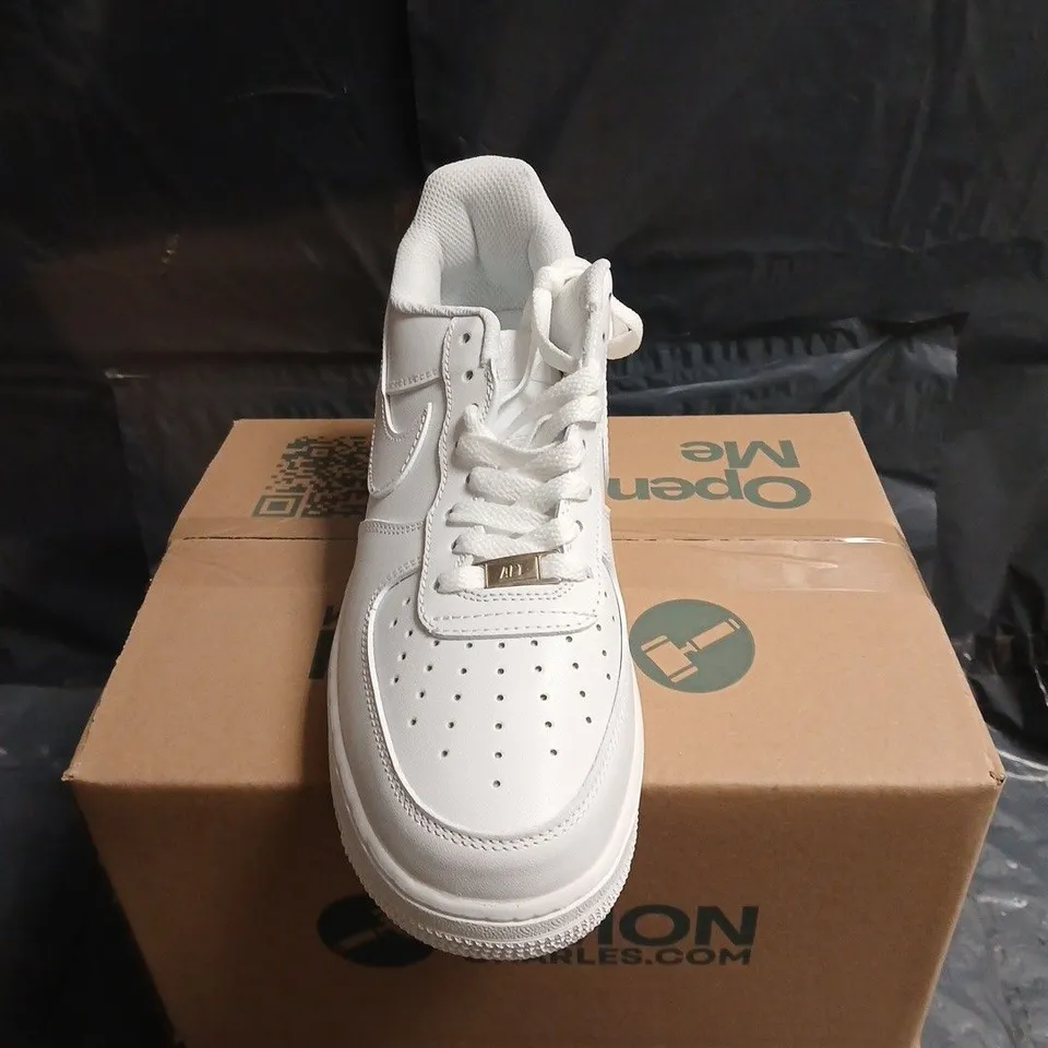 NIKE AIR FORCE 1 LOW WHITE SNEAKERS – 9.5