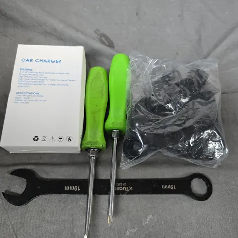BOX OF ASSORTED CAR ITEMS TO INCLUDE TOOLS - CLOTHS - CABLES 