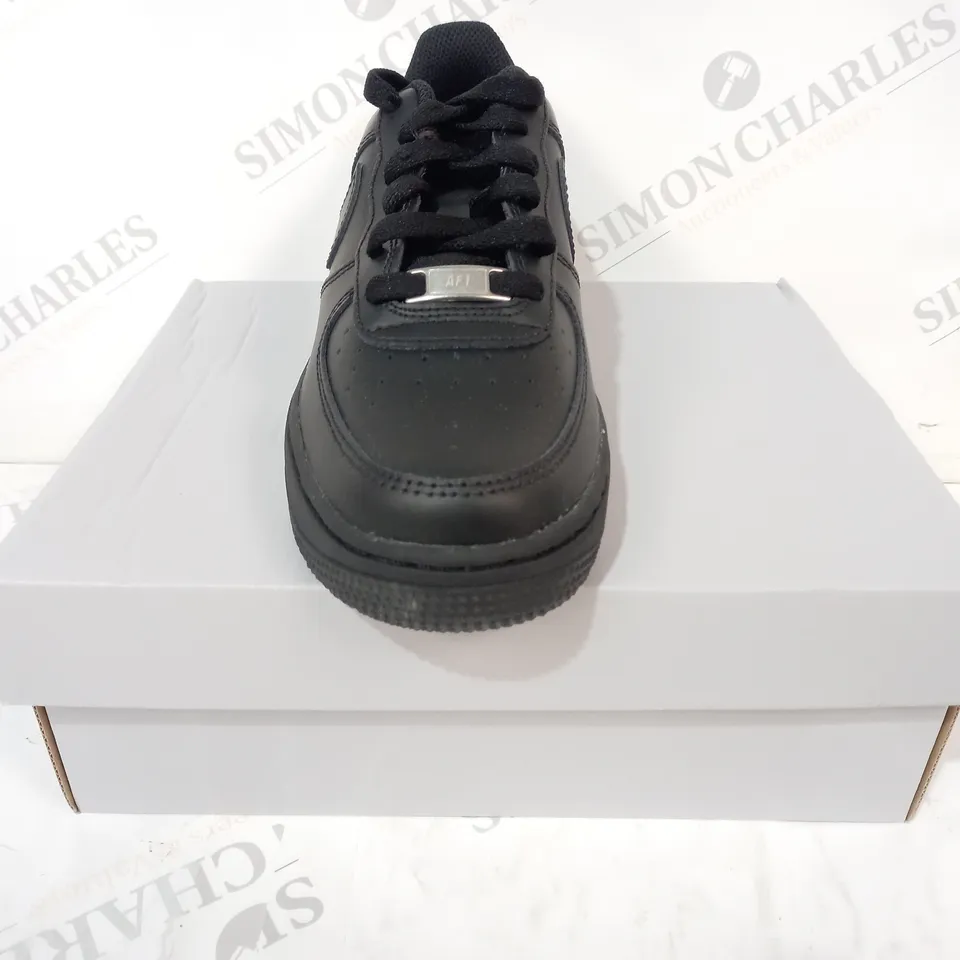 BOXED PAIR OF NIKE AIR FORCE 1 LE SHOES IN BLACK UK SIZE 4.5
