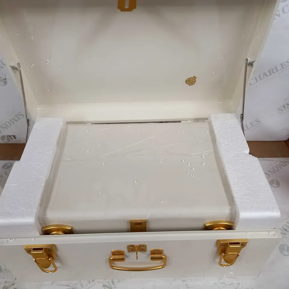 BOXED BUNDLEBERRY BY AMANDA HOLDEN SET OF TRUNKS CREAM