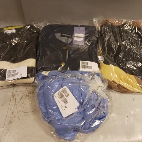 APPROXIMATELY 10 ASSORTED CLOTHING ITEMS TO INCLUDE DENIM JACKET, JUMPERS, BAMBOO SLEEP SET ETC